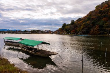Tekne ve Togetsukyo Köprüsü, Arashiyama