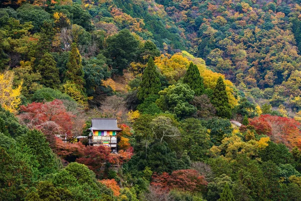 Temple sur la colline d'Arashiyama à l'automne — Photo