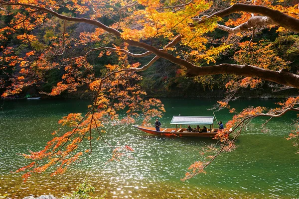 Tour en bateau à l'automne, Arashiyama — Photo