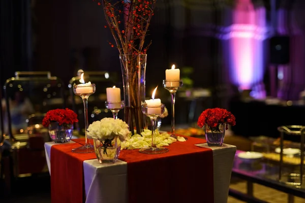 Virágok és gyertyák esküvői dekoráció — Stock Fotó
