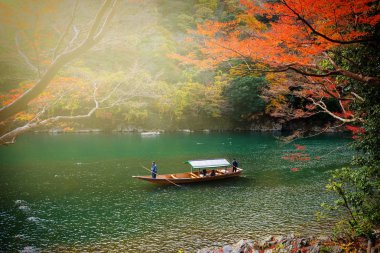 Hozu Nehri, Arashiyama, sonbahar yaprakları