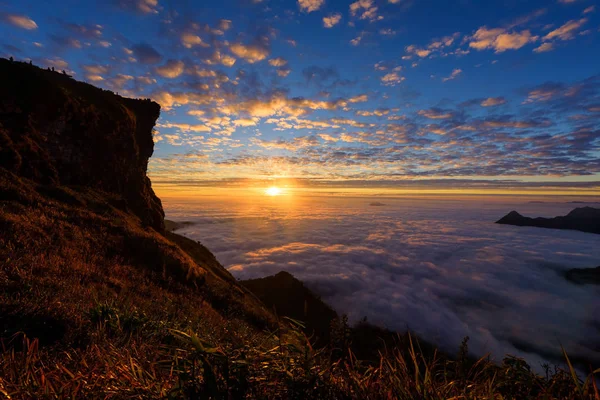 Sonnenaufgang Blick auf phu chi fa, chiang rai — Stockfoto