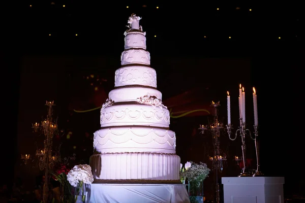 Rózsaszín esküvői fogadás torta — Stock Fotó