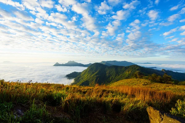 Mountain and cloudscape at Phu chi fa, Chiang rai — Stock Photo, Image