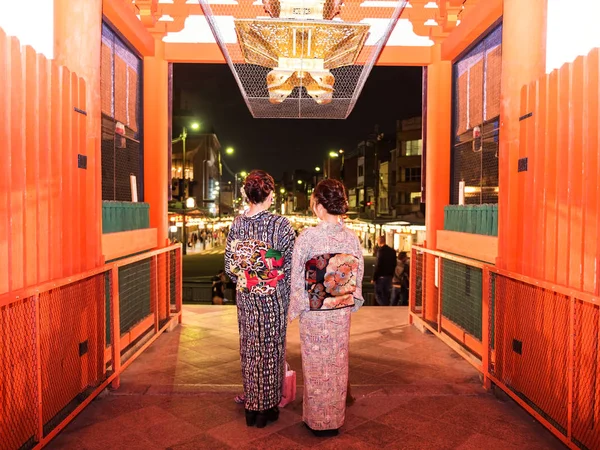 Kimono girls at Yasaka shrine, Kyoto — Stock Photo, Image