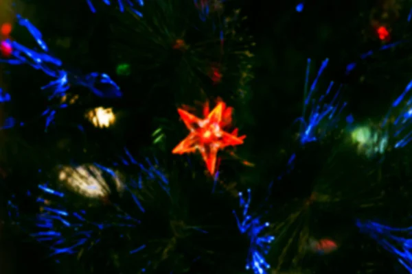 Borroso de estrella roja en el árbol de x 'mas — Foto de Stock