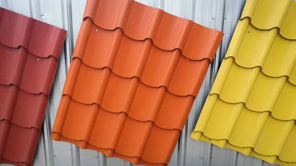 Colorido pintado techo de metal —  Fotos de Stock
