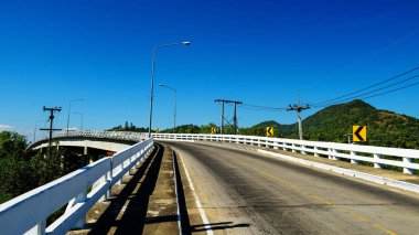 Eğri köprü mavi gökyüzü ile