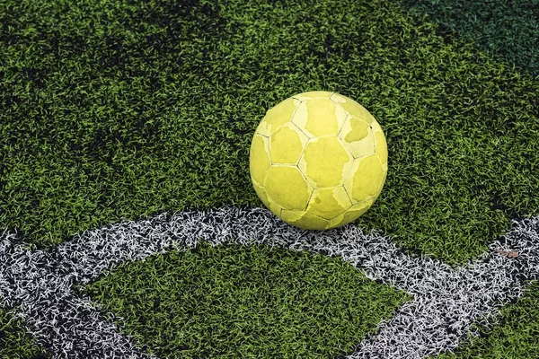 Velha bola de futebol amarelo — Fotografia de Stock