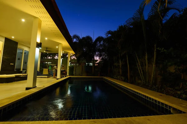 Casa moderna com piscina ao entardecer — Fotografia de Stock