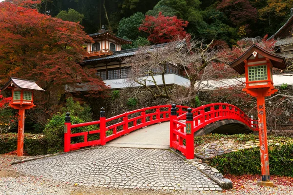 大阪の箕面の Takianji 寺院で赤い橋 — ストック写真