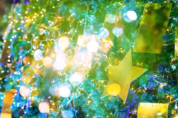 Árbol de Navidad con bokeh desenfocado — Foto de Stock