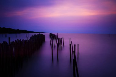 Yumuşak hareket deniz üzerinde alacakaranlık gökyüzü