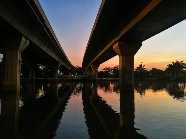 Modo expresso com reflexão e céu crepúsculo — Fotografia de Stock