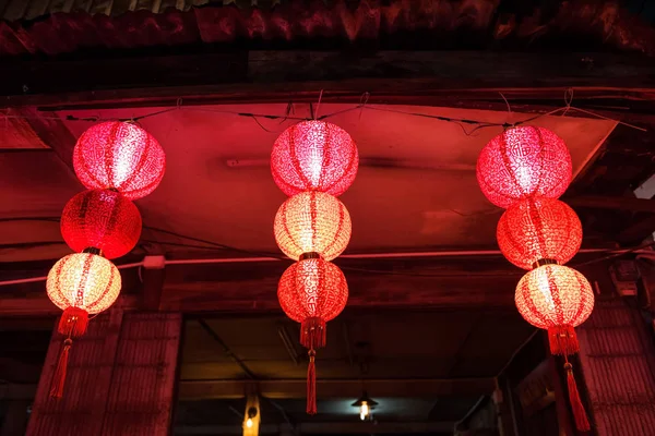 Lámparas rojas chinas en casa de madera —  Fotos de Stock