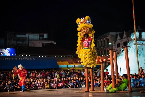 Dança do leão na coluna para o ano novo chinês — Fotografia de Stock