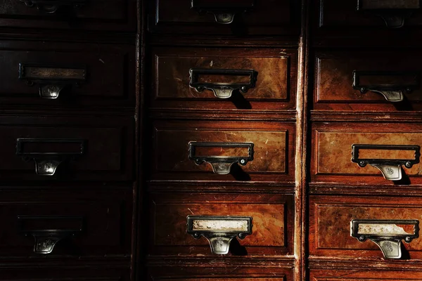 Armário ou armário de madeira antigo — Fotografia de Stock