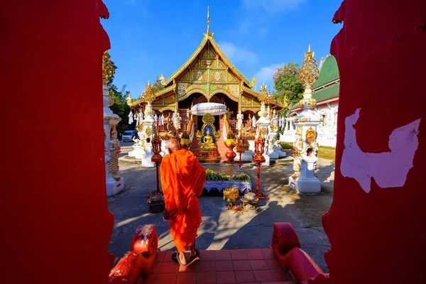 Монах в Ват-Мин-Муанге, Чианграй — стоковое фото