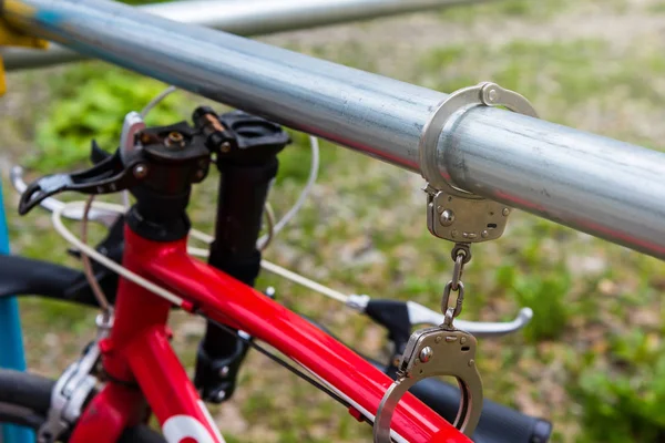 Bicyclette verrouillée et enchaînée par menottes — Photo