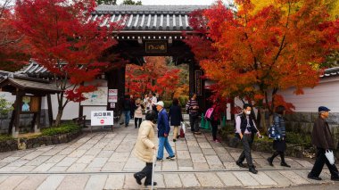 peope Eikando kapısında, Kyoto