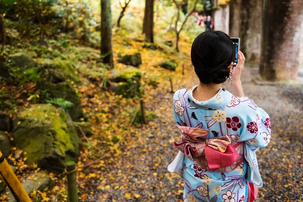 Kimono chica selfie por teléfono inteligente — Foto de Stock