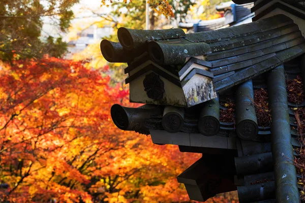 Telhado Eikando contra as cores do outono, Kyoto — Fotografia de Stock