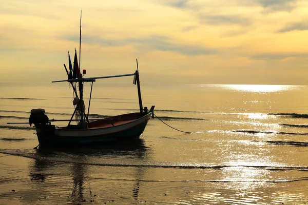 Barco de pesca ao pôr do sol em Hua Hin — Fotografia de Stock