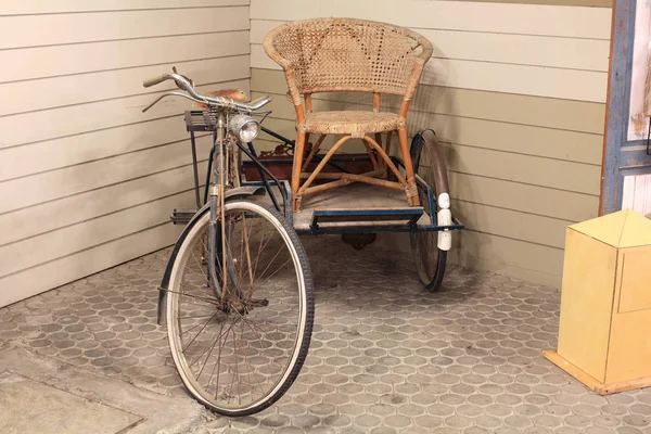 Antico vecchio triciclo — Foto Stock