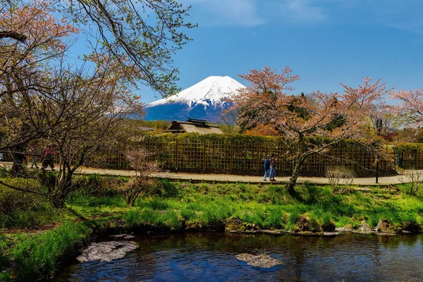 La gente visita Oshino Hakkai — Foto de Stock