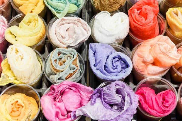 Barevné hedvábné tkaniny na prodej — Stock fotografie