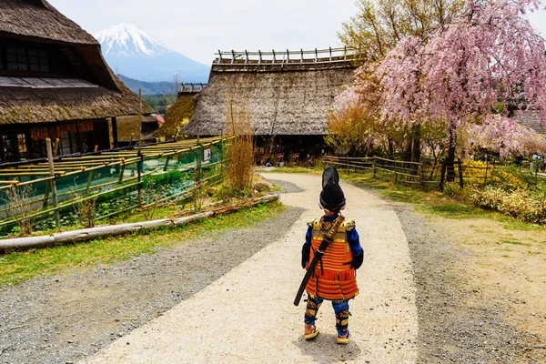 Muchacho samurai en el viejo pueblo cerca de Mt. Fuji. — Foto de Stock