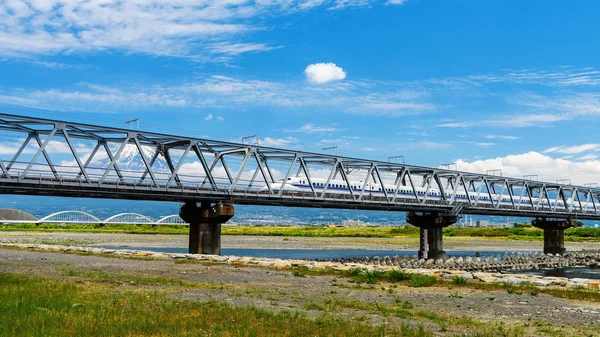 子弹头列车或 Shinkanzen 与富士山 — 图库照片