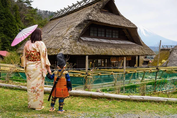 Samurai child and mother in old village — Stock Photo, Image