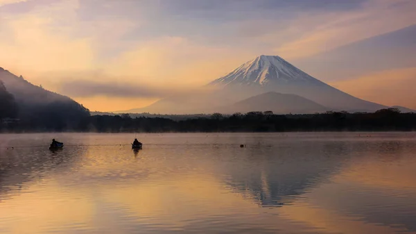 Fiske på Shoji lake med twilight himmel — Stockfoto