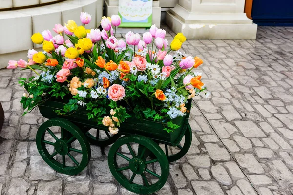 Květiny dekorované květináče košík — Stock fotografie