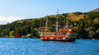 Kırmızı korsan gemi Hakone içinde