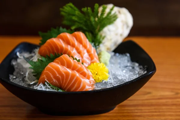 Świeży łosoś sashimi na drewnianym stole — Zdjęcie stockowe