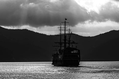 Korsan turist gemisi ışınları, Hakone karşı