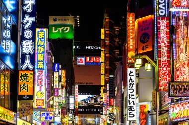 Shinjuku içinde geceleri reklam panoları