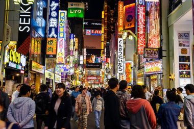 peope ziyaret Shinjuku'nın Kabuki-cho geceleri