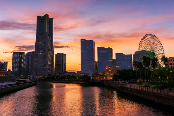 Yokohama cityscape Minato Mirai alacakaranlıkta — Stok fotoğraf