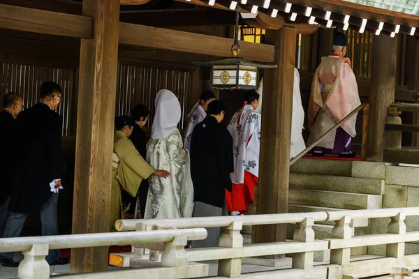Синтоистская свадьба в храме Мэйдзи в Токио — стоковое фото