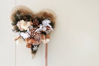 Beyaz duvar üzerinde yapay Pastel çiçek