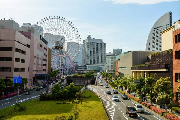 Cidade de Yokohama com roda gigante — Fotografia de Stock