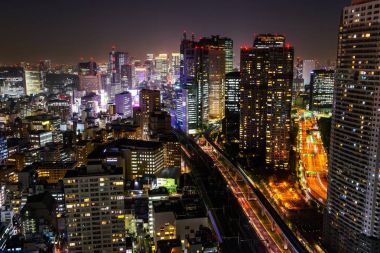 Tokyo siluetinin cityscape geceleri 