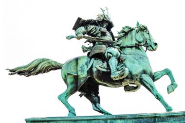 samuray Kusunoki Masashige heykelin üzerine beyaz
