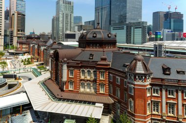 Tokyo, Japonya - 8 Mayıs 2017: Tokyo istasyonu kimliği belirsiz kişi