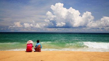 Arkadaşlar birlikte Karon Beach, Phuket