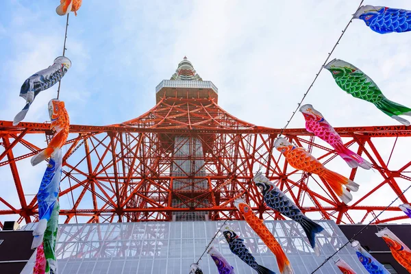 Tokyo Tower z tworzywa sztucznego, pływające ryby — Zdjęcie stockowe