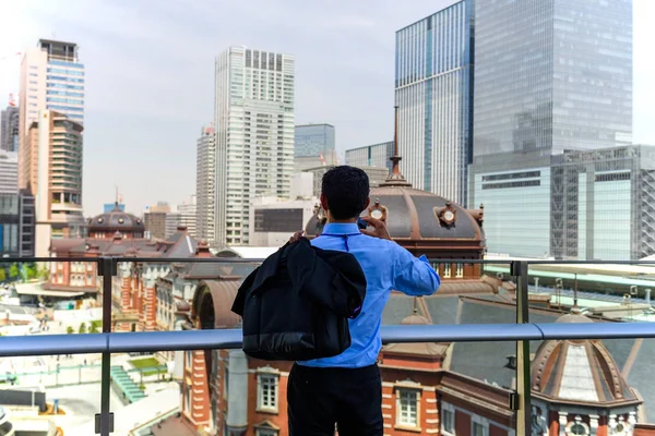 ビジネスの男性は、東京駅の写真を撮る — ストック写真